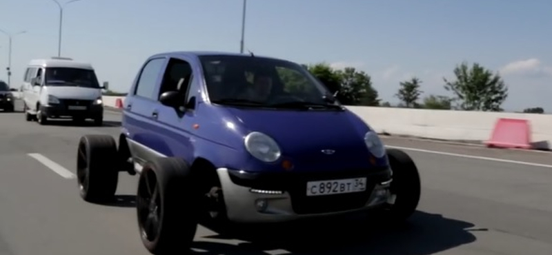 Végletes tuning egy Daewoo Matiz 20 colos alufelniken – videó