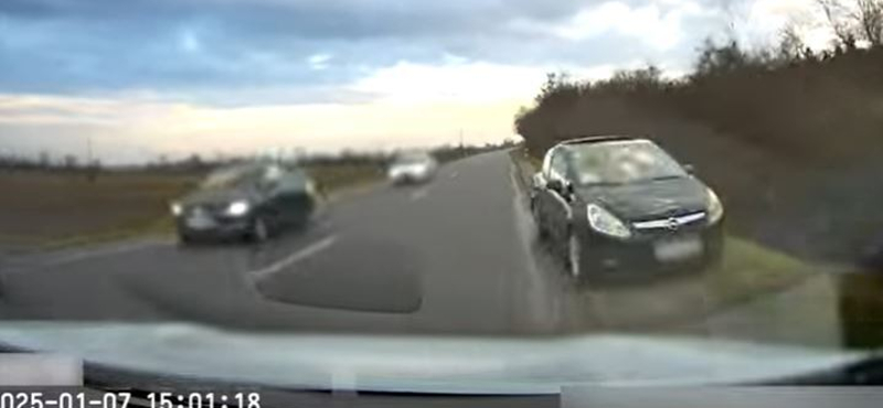 A frászt hozta a szemből érkezőre egy autós, aki rosszul mért fel egy előzést – videó