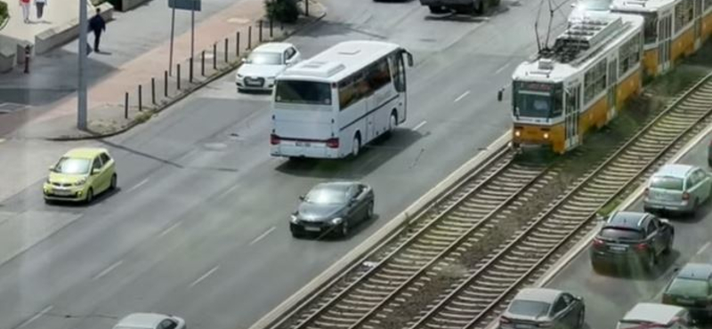 Busz hajtott szembe a forgalommal a Könyves Kálmán körúton – videó