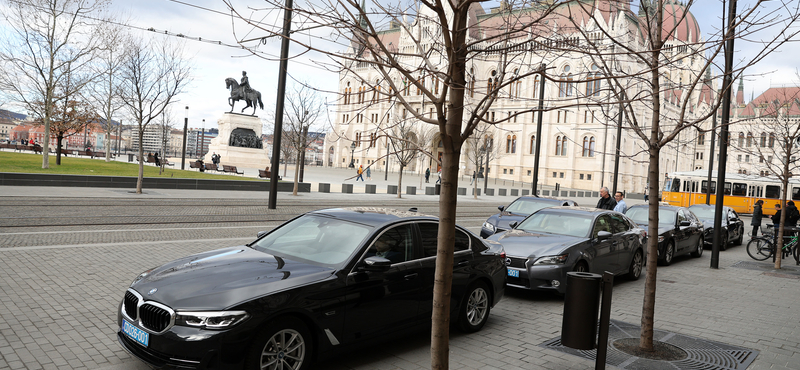 Pressman és több NATO-tagország nagykövete bemegy a parlament rendkívüli ülésére