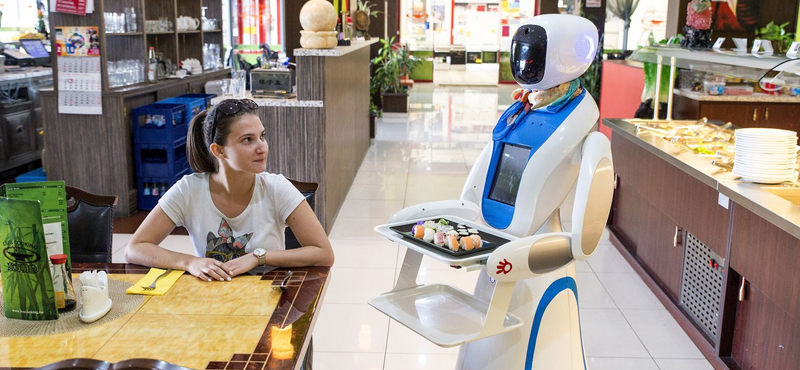 Robotpincér viszi ki az ételt egy győri kínaiban