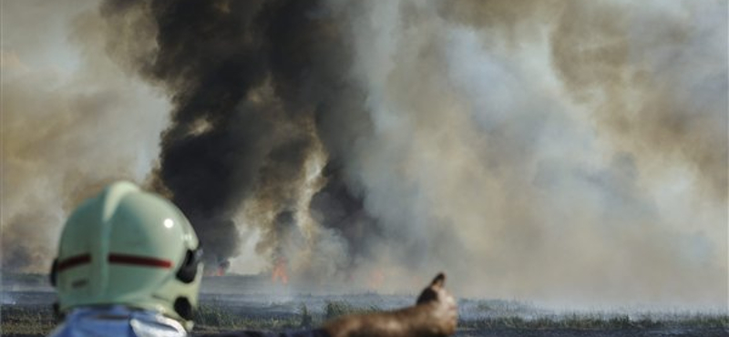 A lángoló Hortobágyot oltják a tűzoltók – videó