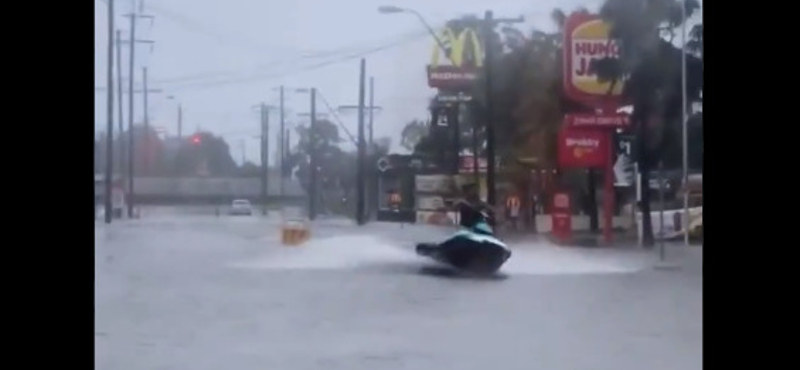 Szó szerint meglovagolta az ausztrál esőzések hullámait egy jet ski-s