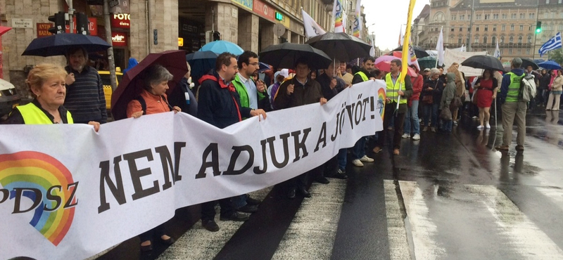 "Piroska néni azt üzente, ne hagyjuk elveszni a jövőt" - pedagógusok tüntetnek a belvárosban