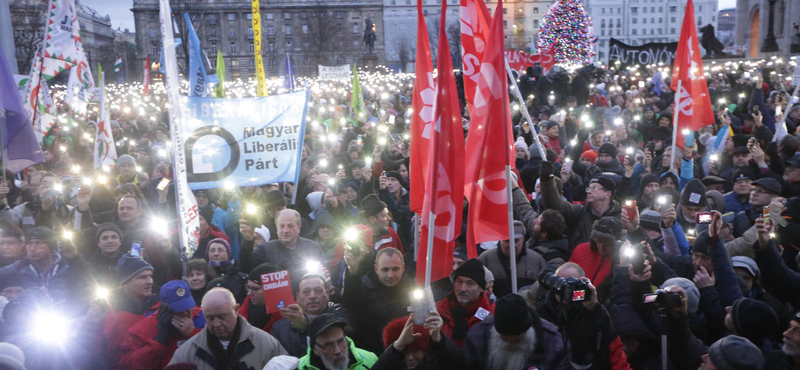 Több mint száz író áll ki a szombaton demonstrálók mellett