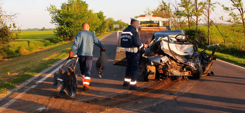 Frontális karambol a 44-esen: négy ember rögtön meghalt