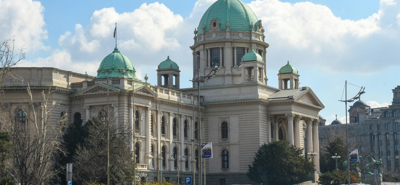 Öngyilkos lett egy férfi a szerb parlament lépcsőjén