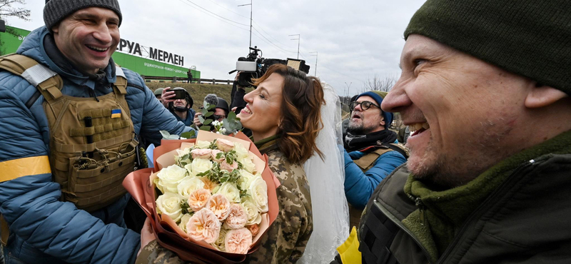 Ellenőrzőpontnál, egyenruhában kelt egybe egy ukrán pár – videó