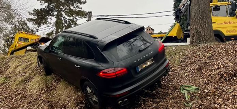 Két autómentő emelte ki a gödi Feneketlen-tónál landoló Porschét – videó