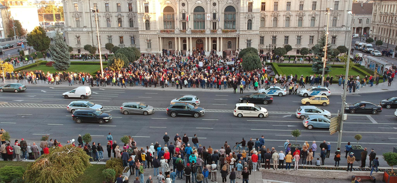 Füttyszó fogadta a fideszes képviselőket Győrben, Borkai nem jelent meg