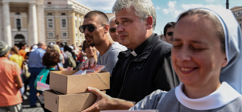 Konrad atya furgonnal járja a várost, és önkényesen visszakapcsojta az áramot a szegények házában