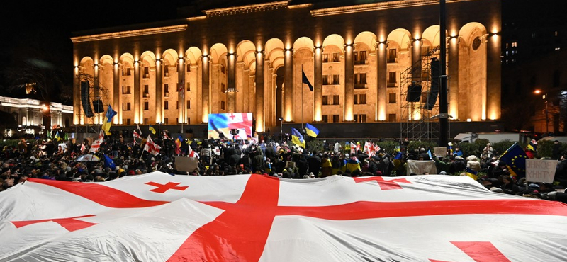 Hiába az elnöki vétó: a georgiai parlament megszavazta a külföldi ügynök törvényt