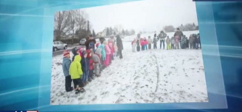 Megint óvodásokat használtak biodíszletnek fideszesek egy alapkőletételen