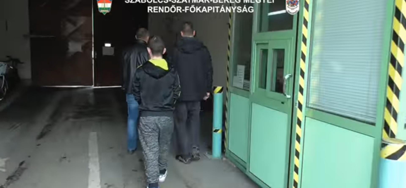 Így viszik a rendőrök a nyíregyházi autótolvajokat - videó