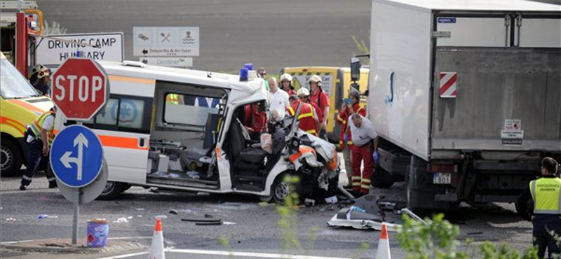 Mentőautó tört rommá az M1-esnél, ketten megsérültek - fotó