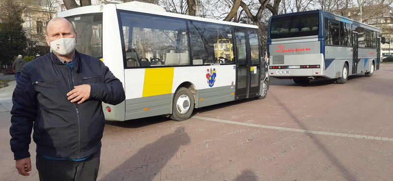 A helyi buszos cég tulajának fia vezette Márki-Zay kampánybuszát, egy helyi sportklub hirtelen szerződést bontott velük