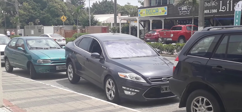 Zseniális videó: ez a sofőr kitalált egy trükköt, hogy a legszűkebb helyről is ki tudjon állni – és működik