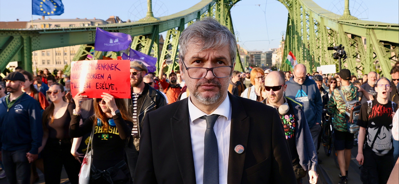 A Fővám téren tüntetett Hadházy Ákos, majd az emberekkel elindult a Szuverenitásvédelmi Hivatalhoz, ám végül a Margit hídig jutottak
