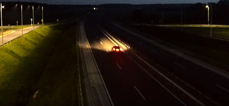 12 kilométert ment forgalommal szemben az idős férfi az M85-ösön, aztán karambolozott – videó