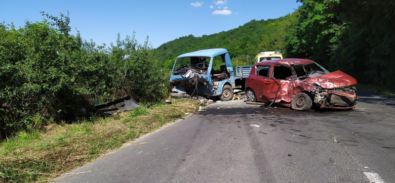 Majdnem 150 km/órával ment neki a teherautónak