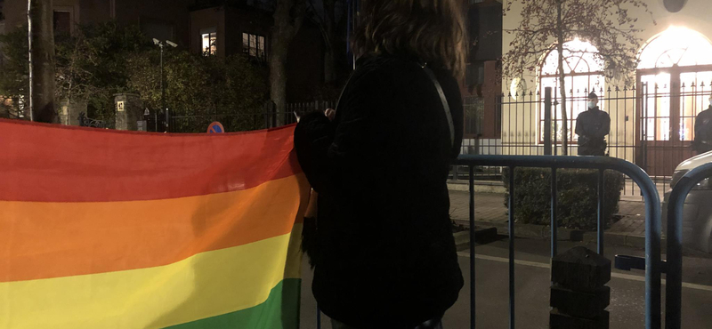 Az LGBTI-jogokért tüntettek a brüsszeli magyar nagykövetség előtt