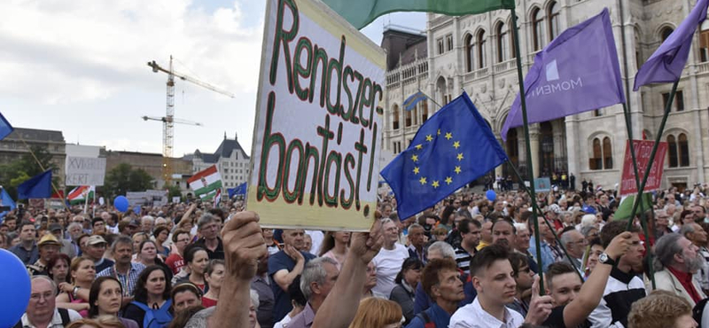 Vihar csapott le a Kossuth téri ellenzéki tüntetőkre a demonstráció végén