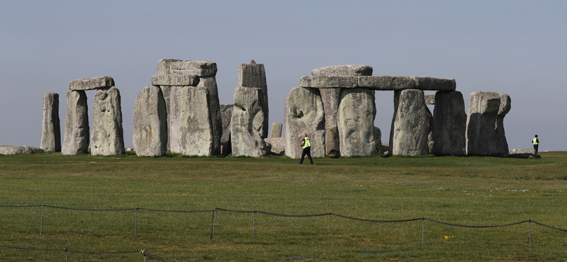 Sírokat találtak Stonehenge mellett