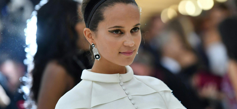 „A színész órákig ül meztelenül a szoba közepén” – a szexjelenetek forgatásáról beszélt Alicia Vikander