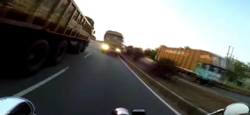 Autópályán előzött volna a motor, de szemből jött a teherautó – videó