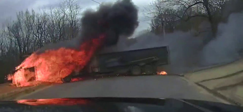 Lángoló teherautó száguldott el egy rendőrautó kamerája előtt – videó