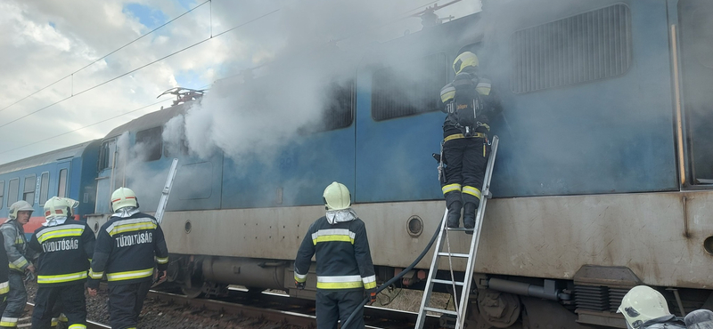 Kigyulladt egy villanymozdony Celldömölknél