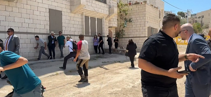 Izraeli katonák figyelmeztető lövéseket adtak le európai és kínai diplomaták irányába – videó
