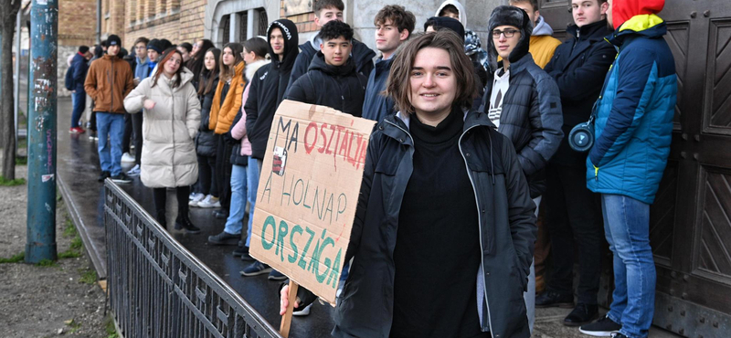 Élőlánccal indították a napot a budapesti Szent István Gimnázium diákjai