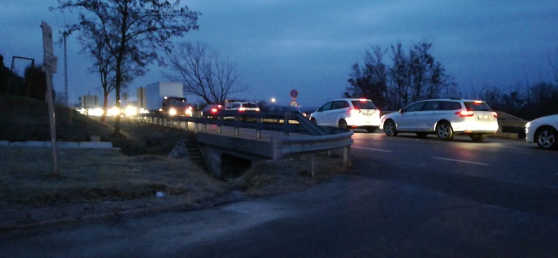 Tüntetők okoztak kilométeres dugót Pécsett hétfő reggel