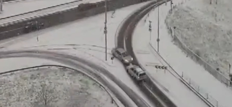 Műlesiklás kocsival az Árpád hídon, az utasok állítják pályára a 80-as trolit – videókon egy havas nap kihívásai
