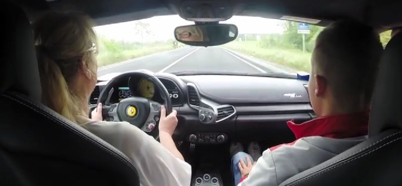 Egy anyuka, aki kétszázzal hajtott egy Ferrari 458 Italiát – videó