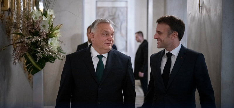 Nagy öleléssel kezdődött Macron és Orbán párizsi találkozója