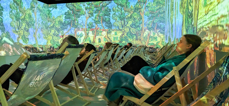 De legalább lehet szelfizni a szoba előtt – megnéztük a budapesti „Van Gogh-kiállítást”