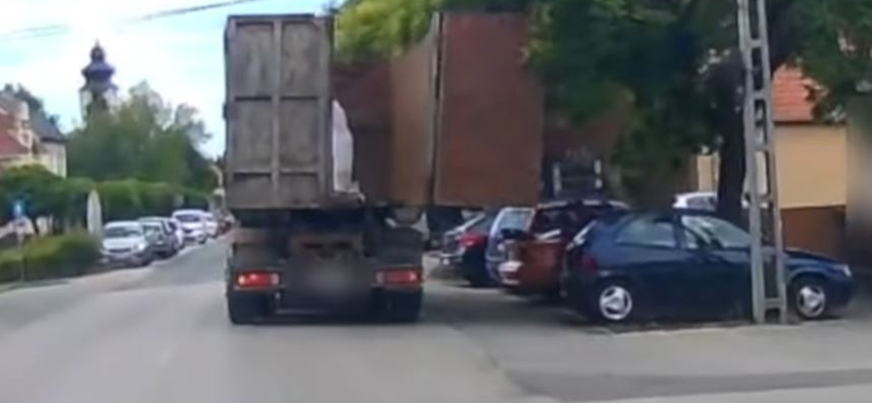 Egy teherautó rosszul záródó ajtaja tarolta végig a főutcát Maglódon – videó