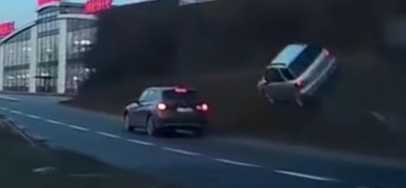 Az év mentését mutatta be a Subaru sofőrje, akit fellöktek a falra – videó