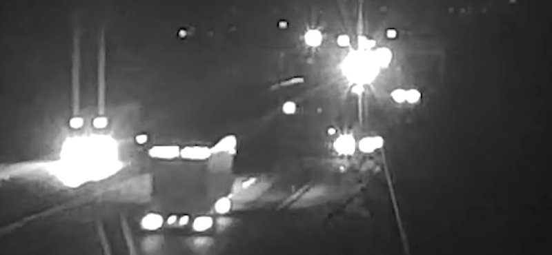 Felborult egy kisbusz az M1-esen, majd a sötétben egy kamion belehajtott – videó