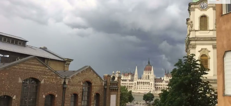 Time-lapse videón rögzítettük, ahogy lekacsint a Jóisten a Parlamentre