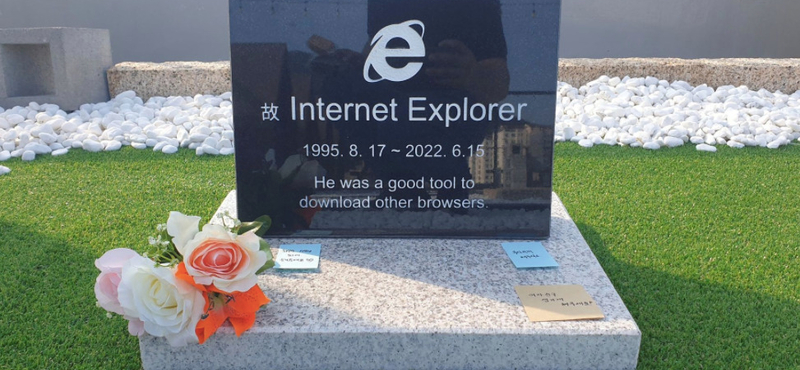 Vírusként terjed a neten az Internet Explorer sírkövéről készült fotó