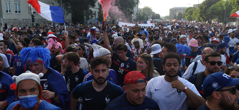 Videó: így vonulnak a francia szurkolók a Puskás Arénába