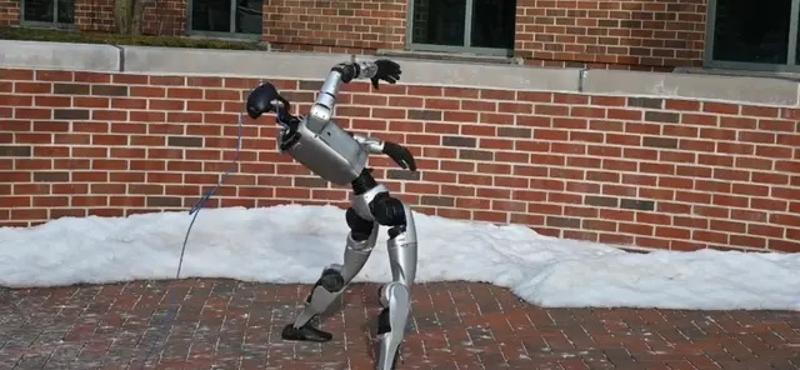 Úgy kel fel a földről ez a humanoid robot, mintha a Mátrixban szerepelne – videó