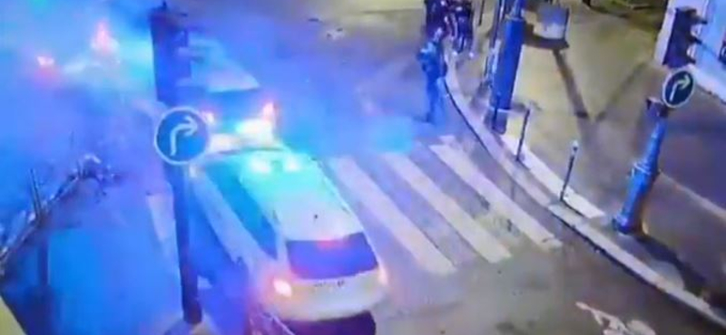 Tíz rendőr és három járőrautó sérült meg Párizsban, amikor egymás autóit törték össze egy üldözésnél – videó