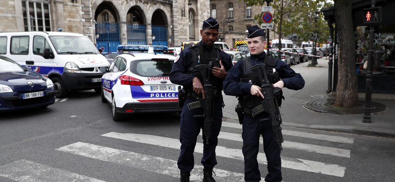 Hét francia rendőrtől elvették a szolgálati fegyvert radikalizálódás gyanúja miatt