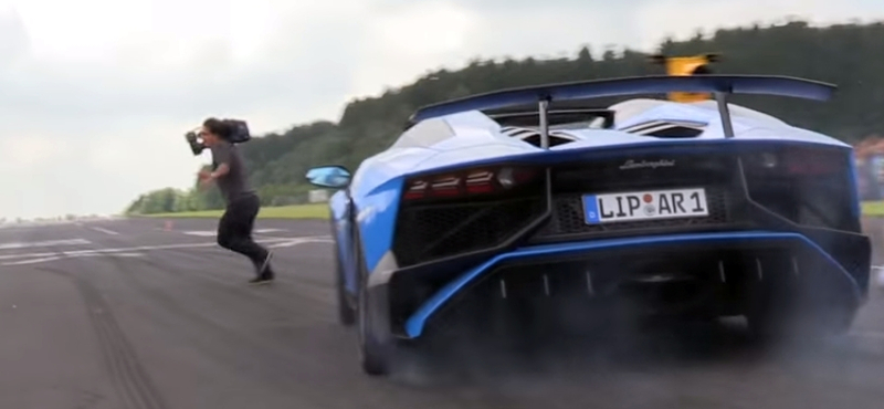 Óriásit mentett a Lamborghini sofőrje – videó