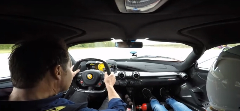 Hogy milyen érzés egy LaFerrarival 344 km/h-ra gyorsítani? A sofőr nyaka mindent elárul – videó