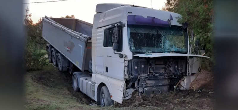 Három tanyán robogott át egy kamion, miután kizuhant belőle a sofőrje